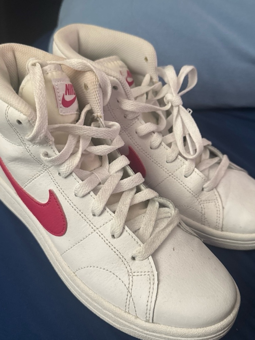 Women's Nike Blazer Mid '77 sneakers in white and pink